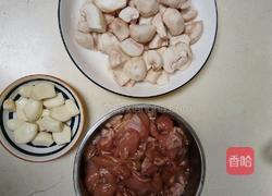 口蘑炒鸡腿肉的做法图解1