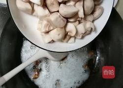 口蘑炒鸡腿肉的做法图解6