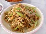 芹菜炒豆腐皮的做法[图]