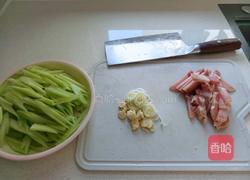 芹菜炒豆腐皮的做法图解1