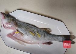 干烧鲈鱼的做法图解1